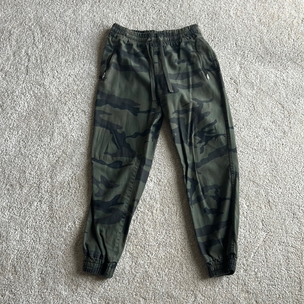 Aritzia TNA camo joggers
